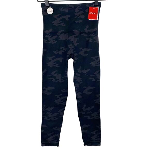 SPANX Look At Me Now Cropped Seamless Leggings Womens M Black Camo Compression - Picture 3 of 9